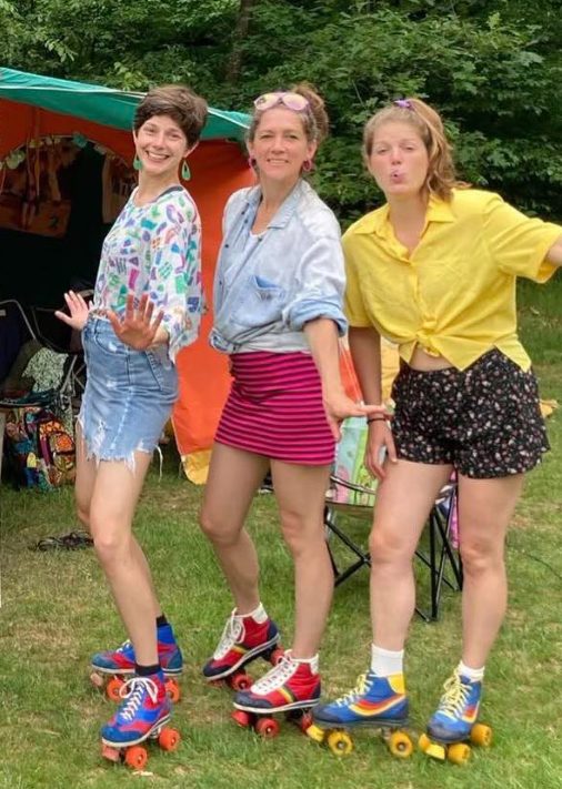 Reina op rolschaatsen met twee andere enthousiaste rolschaatsers